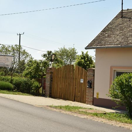 Anna Apartman Apartment Maroslele Exterior photo