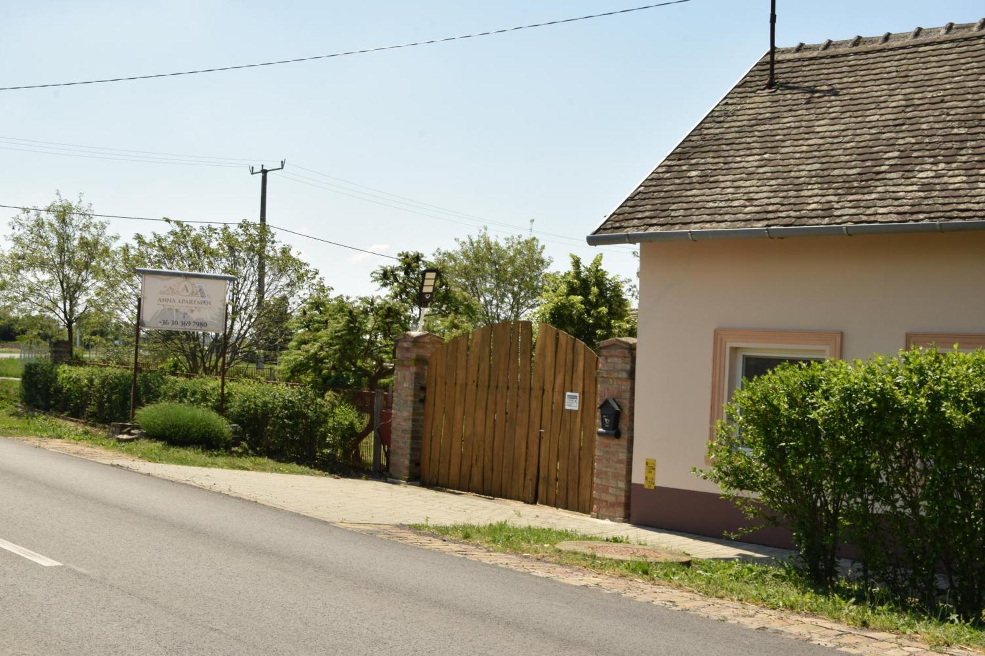 Anna Apartman Apartment Maroslele Exterior photo